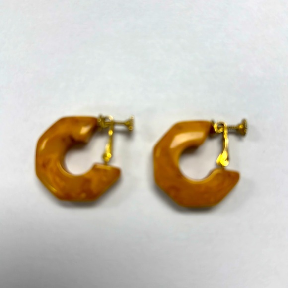Vintage US Patent Number 3.176.475 Gold Tone Amber Screw Back Hoop Earrings - Picture 1 of 16